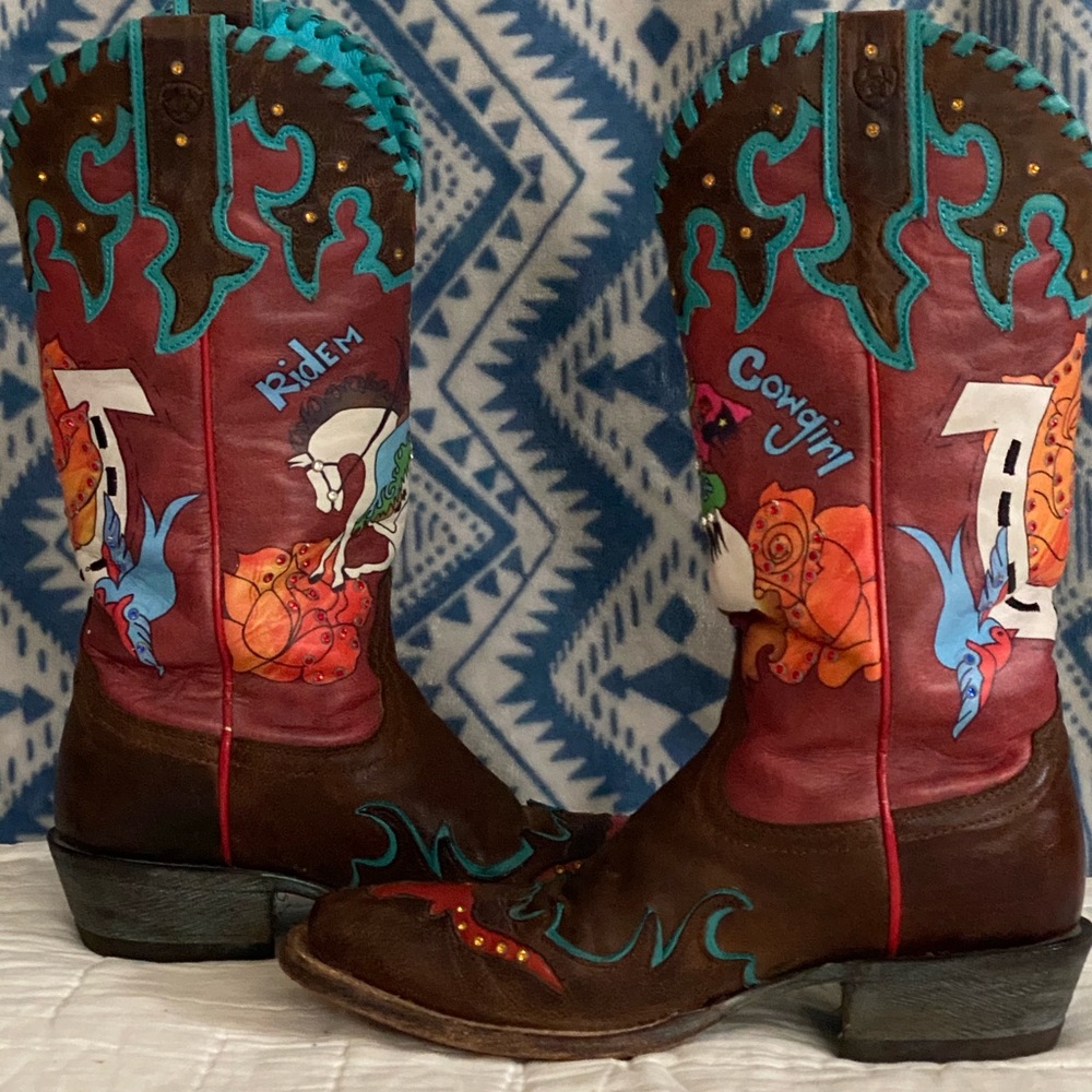 The Bronco Billie Ariat Quincy Boots size7. Part of a collection, great shape